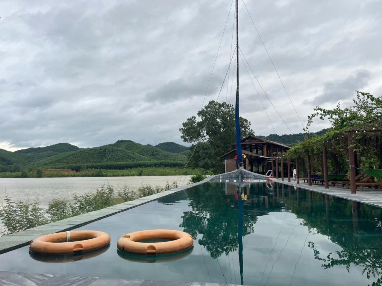 Nguyen Shack Retreat Resort Фонгня Экстерьер фото